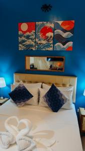 En eller flere senge i et værelse på The Cat And The Kraken Jacuzzi Suites Paliton + 15 billeder