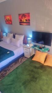 Postel nebo postele na pokoji v ubytování Emerald Green Family Haven!