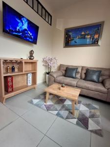 een woonkamer met een bank en een salontafel bij Monarca in Uruapan del Progreso