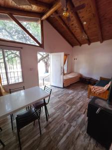 Et opholdsområde på Cabañas Los Cuatro Algarrobos