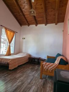 Giường trong phòng chung tại Cabañas Los Cuatro Algarrobos +8 ảnh