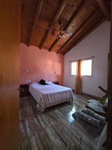 En eller flere senge i et værelse på Cabañas Los Cuatro Algarrobos + 17 billeder