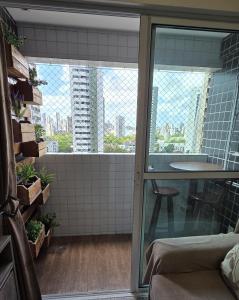een badkamer met uitzicht op de stad bij Morada Pio IX in Recife