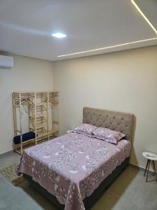 een slaapkamer met een bed met een paars dekbed bij Refúgio da felicidade in Imbassai +9 foto's