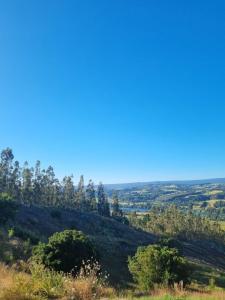 ein Blick von der Spitze eines Hügels in der Unterkunft Cabaña 2 a 4 personas in Carahuo