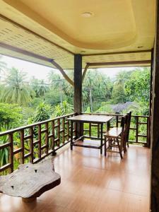 En balkon eller terrasse på Pizza classic resort kohjum