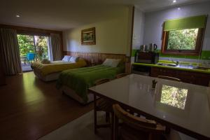 een woonkamer met een bed en een bank bij Hotel Boutique Ecoterraverde in Panguipulli