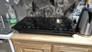 een broodrooster met oven bovenop een aanrecht bij Yoruville in Rustenburg