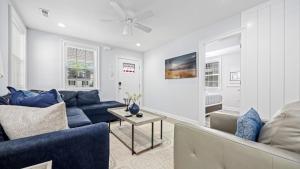 Posezení v ubytování Stylish 3BR OC Gardens with Patio and Parking