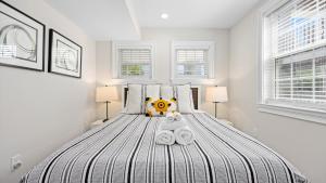 Postel nebo postele na pokoji v ubytování Stylish 3BR OC Gardens with Patio and Parking