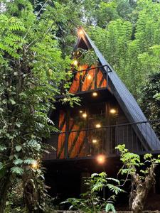 een boomhut midden in een bos bij Pepper Trails Riverstone  +16 foto's