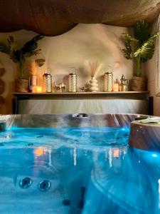 Bazén v ubytování Suite 5 étoiles 1001 Merveilles avec jacuzzi et jeu pour adulte nebo v jeho okolí