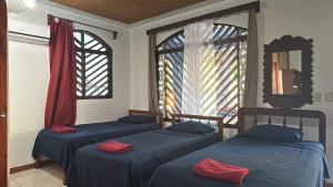 Giường trong phòng chung tại Hotel Marielos