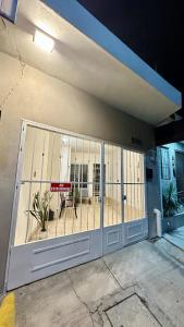 een garagedeur met een poort voor een gebouw bij Hogar Kada in Tepic