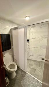 een badkamer met een toilet en een inloopdouche bij Hogar Kada in Tepic +12 foto's