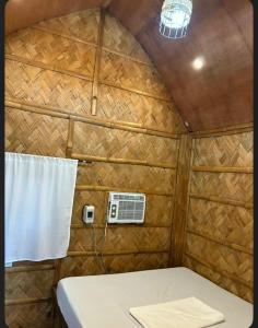 En eller flere senge i et værelse på Villa Espinoza Beach Resort Nasugbu