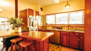 een keuken met een houten aanrecht en een wastafel bij Ora Springs Retreat 