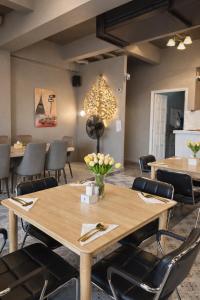 una sala conferenze con tavolo e sedie in legno di Shalom Center chaweng Samui a Chaweng Beach Altre 24 foto