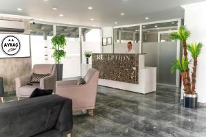 Eine Frau steht hinter einem Empfangstresen in einer Lobby in der Unterkunft Aykaç Hotel in Silifke