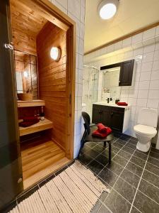a bathroom with a toilet and a sink at Unique view! Modern apartment with sauna in Vossevangen +13 photos