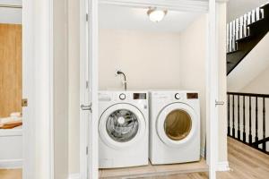 Fotografie z fotogalerie ubytování Modern 4BR Ottawa Townhouse Free Parking v destinaci Ottawa