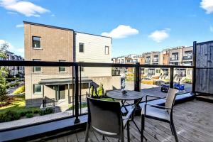 Balkón nebo terasa v ubytování Modern 4BR Ottawa Townhouse Free Parking