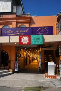 un edificio con dei cartelli sulla parte anteriore di Shalom Center chaweng Samui a Chaweng Beach