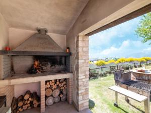 ein gemauerter Außenofen mit Grill und Tisch in der Unterkunft Apartment in a farmhouse with 2 swimming pools in Cagli