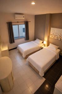 เตียงในห้องที่ Shalom Center chaweng Samui