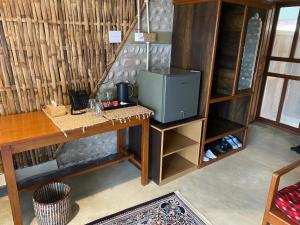 een kamer met een bureau met een computer erop bij Himalchuli Nature Farmstay in Bhagaura