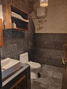 een badkamer met toilet en wastafel bij Himalchuli Nature Farmstay in Bhagaura