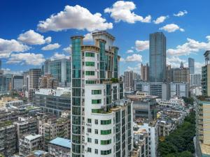 Blick auf eine Stadt mit hohen Gebäuden in der Unterkunft VanInn Guangzhou , Step Out to Beijing Road Pedestrian Street , Gongyuanqian & Beijing Road Metro - Canton Fair in Guangzhou