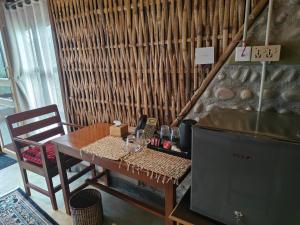 een keuken met een tafel en een telefoon bij Himalchuli Nature Farmstay in Bhagaura