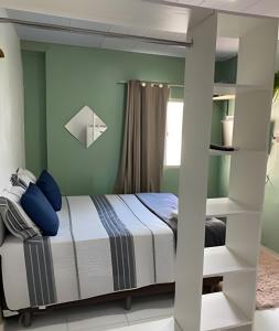 een slaapkamer met een stapelbed met blauwe muren bij Studio Compac. | Shoppings | Centro | Arena | Aero in Manaus