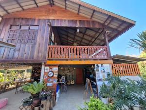 En balkon eller terrasse på บ้านครูเอ๋โฮมสเตย์ Baankruae Homestay