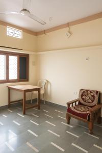 Khu vực ghế ngồi tại Shivalay Home Stay