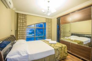 une chambre avec deux lits et un grand miroir dans l'établissement Mete 2 Villa İcmeler Marmaris, à İçmeler