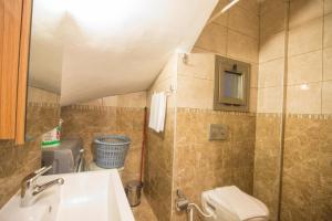 une salle de bains avec lavabo et toilettes dans l'établissement Mete 2 Villa İcmeler Marmaris, à İçmeler 27 autres photos