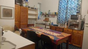 een keuken met een tafel met stoelen en een tafel sidx sidx sidx bij The Wellstead in Wynberg +8 foto's