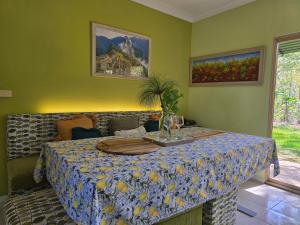 ein Esszimmer mit einem Tisch und einem Tischtuch in der Unterkunft Gold Coast Hinterland Experience No ppl 8 in Tallebudgera