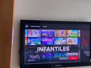 een televisiescherm dat aan de muur hangt bij Casa Vane in Santa Coloma de Gramanet +11 foto's