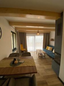 Khu vực ghế ngồi tại Chata Eliáš