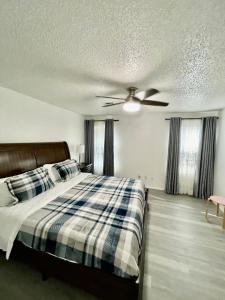 ein Schlafzimmer mit Bett und Deckenventilator in der Unterkunft Emmanuel House in Tulsa