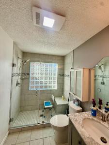 een badkamer met een douche, een toilet en een wastafel bij Emmanuel House in Tulsa +19 foto's