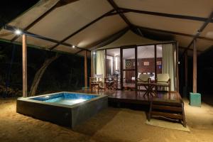 een tent met een hottub in het midden bij Wild Trails Yala by Suri in Yala