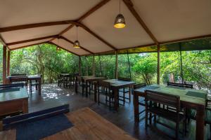 een eetkamer met tafels en stoelen in een tent bij Wild Trails Yala by Suri in Yala