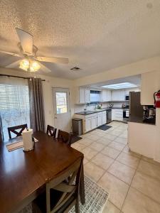 een keuken met een tafel en een eetkamer bij Emmanuel House in Tulsa