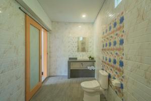 ein Badezimmer mit Toilette und Waschbecken in der Unterkunft Govardhan Nusa Penida in Nusa Penida + 27 Fotos