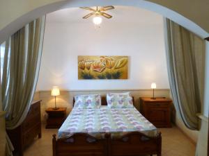 LendinusoにあるVilla Nicolaのベッドルーム1室(ランプ2つ、絵画付)
