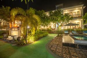 einen Resorthof mit Pool in der Nacht in der Unterkunft Govardhan Nusa Penida in Nusa Penida